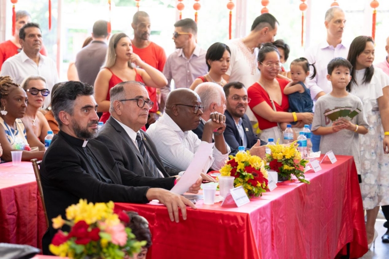 兩國(guó)民眾共同觀欣賞文藝表演。里約天主教大學(xué)孔子學(xué)院供圖