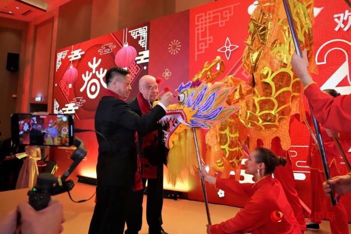 張漢暉（左）、施威特科（右）共同為彩龍點睛。于子恒攝