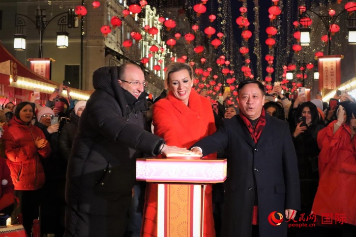 張漢暉、扎哈羅娃、科茲洛夫（從右至左）共同按下活動啟動按鈕。于子恒攝