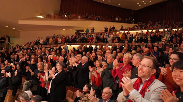 中德觀眾觀看中央民族樂(lè)團(tuán)“”天地永樂(lè)·中國(guó)節(jié)“”音樂(lè)會(huì)。中國(guó)駐德國(guó)大使館供圖