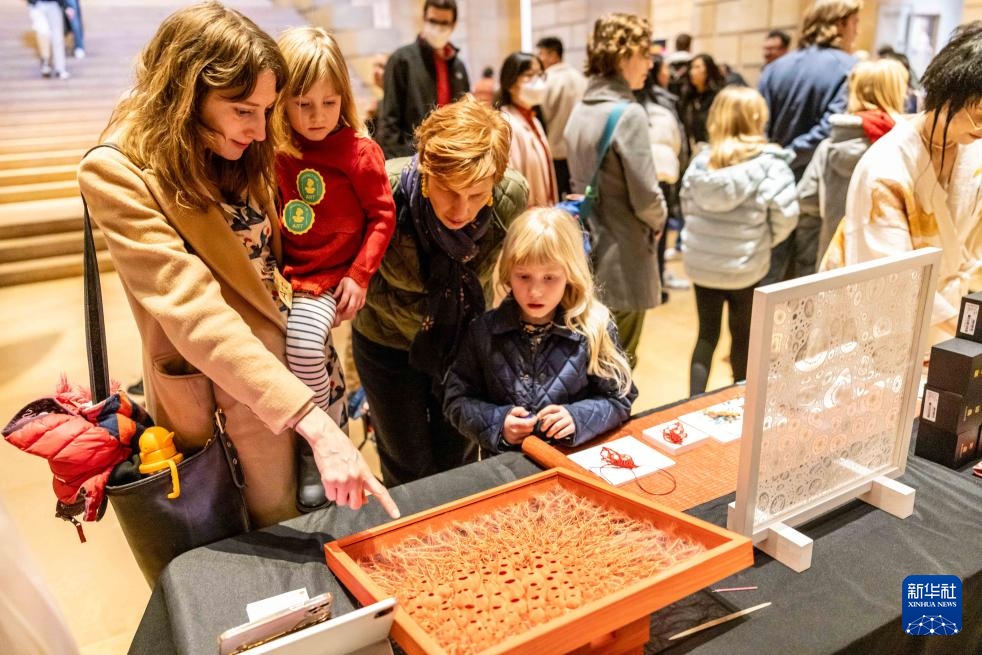 2月11日，參觀者在美國費(fèi)城藝術(shù)博物館舉行的龍年迎新春活動上觀看刺繡作品。新華社發(fā)（周煥新攝）