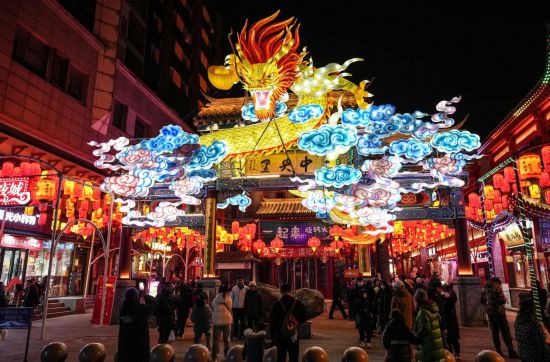 2月11日，游客在沈陽中街游覽。春節(jié)期間，各地?zé)艋痂?、火樹銀花，呈現(xiàn)出一幕幕流光溢彩的視覺盛宴。（新華社記者潘昱龍攝）