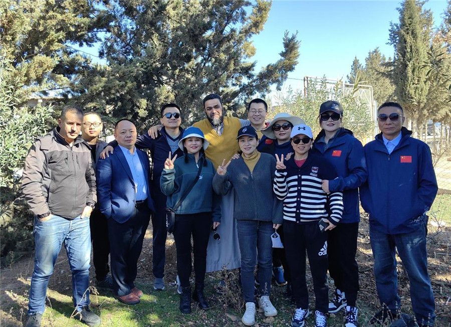 中國(guó)醫(yī)生們與穆罕默德一家人合影留念。中國(guó)第28批援阿爾及利亞醫(yī)療隊(duì)塞地夫分隊(duì)供圖