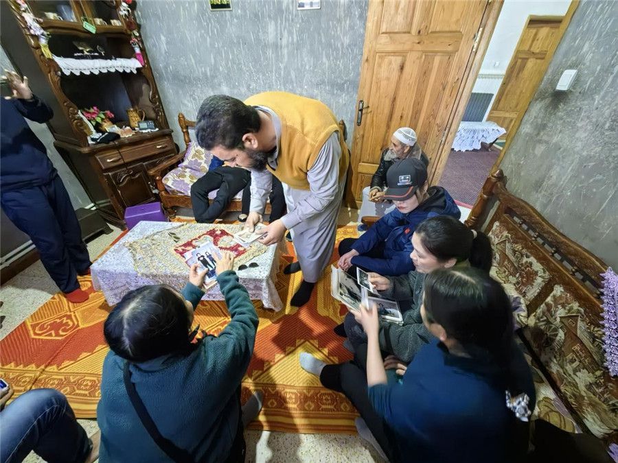 穆罕默德醫(yī)生講述與中國(guó)醫(yī)生結(jié)緣的老照片。中國(guó)第28批援阿爾及利亞醫(yī)療隊(duì)塞地夫分隊(duì)供圖