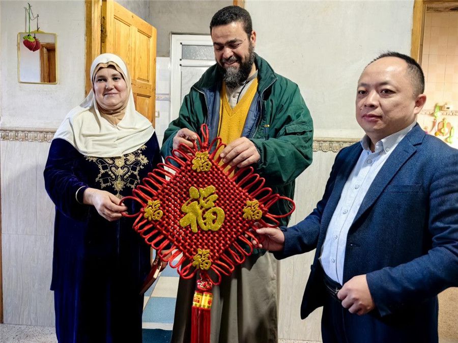 中國(guó)醫(yī)生向穆罕默德贈(zèng)送中國(guó)新春福字。中國(guó)第28批援阿爾及利亞醫(yī)療隊(duì)塞地夫分隊(duì)供圖