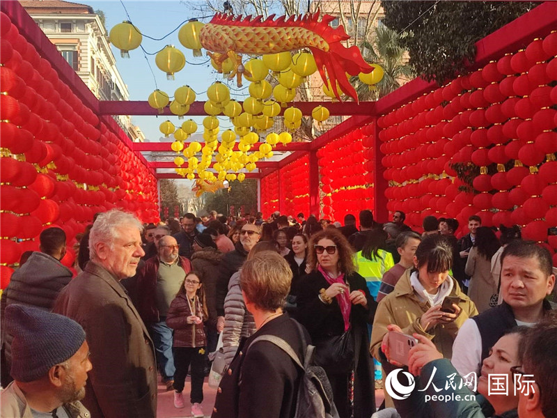 游園會入口處張燈結彩，人流如織。人民網記者鄭彬攝