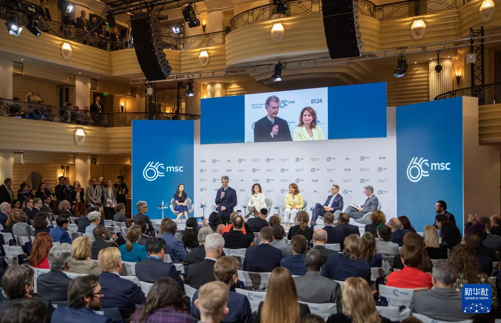 2月18日，慕安會主席克里斯托夫·霍伊斯根（中左二）在德國慕尼黑舉行的第60屆慕尼黑安全會議上發(fā)表閉幕致辭。新華社記者 張帆 攝