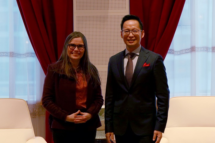 冰島總理雅各布斯多蒂爾（右一）與中國駐冰島大使何儒龍合影。中國駐冰島大使館供圖