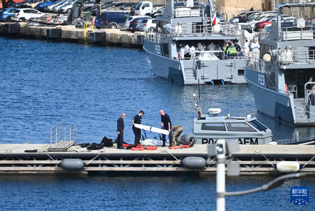 2月23日，在馬耳他皮耶塔，工作人員準(zhǔn)備搬運(yùn)一具非法移民遇難者遺體。新華社發(fā)（喬納森·博格攝）
