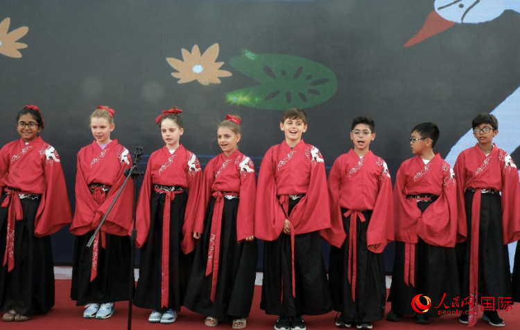 來(lái)自世界各地的小朋友一同誦讀中國(guó)古詩(shī)。人民網(wǎng) 滕婧含攝