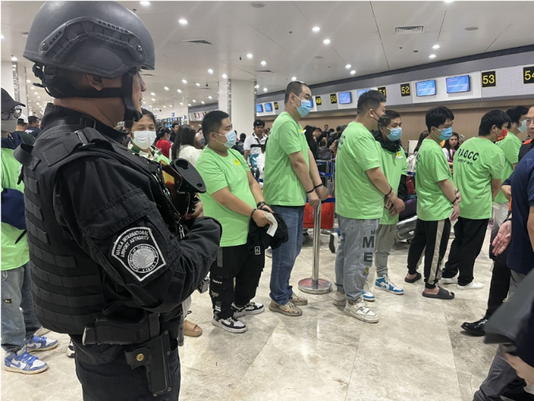 中國和菲律賓兩國執(zhí)法部門合作遣返在菲從事離岸博彩的中國公民。駐菲律賓使館供圖