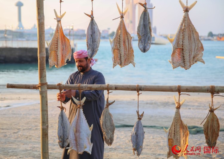    手工藝者展示如何晾曬魚(yú)干。人民網(wǎng) 塔里克·易卜拉欣攝