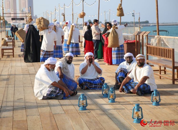 演藝人員展示售賣(mài)產(chǎn)品的場(chǎng)景。人民網(wǎng) 塔里克·易卜拉欣攝