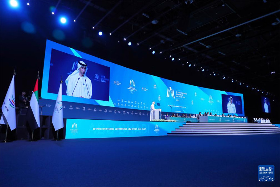 2月26日，在阿聯(lián)酋首都阿布扎比，阿聯(lián)酋外貿(mào)國務(wù)部長、世貿(mào)組織第13屆部長級會(huì)議主席薩尼·澤尤迪在世界貿(mào)易組織第13屆部長級會(huì)議開幕式上致辭。新華社發(fā)（世界貿(mào)易組織供圖）