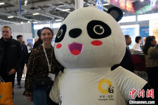 3月5日，2024年柏林國際旅游交易會(ITB)在柏林會展中心拉開帷幕。以“你好！中國”為主題的中國展區(qū)當日亮相展會。圖為觀眾與大熊貓人偶合影。中新社記者 馬秀秀 攝