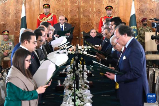   這是3月11日在巴基斯坦首都伊斯蘭堡總統(tǒng)府拍攝的內(nèi)閣宣誓就職儀式。巴基斯坦新內(nèi)閣的19名成員11日在巴總統(tǒng)扎爾達(dá)里和總理夏巴茲見(jiàn)證下，在首都伊斯蘭堡總統(tǒng)府宣誓就職。新華社發(fā)（巴基斯坦新聞與廣播部下轄媒體信息部門(mén)供圖）