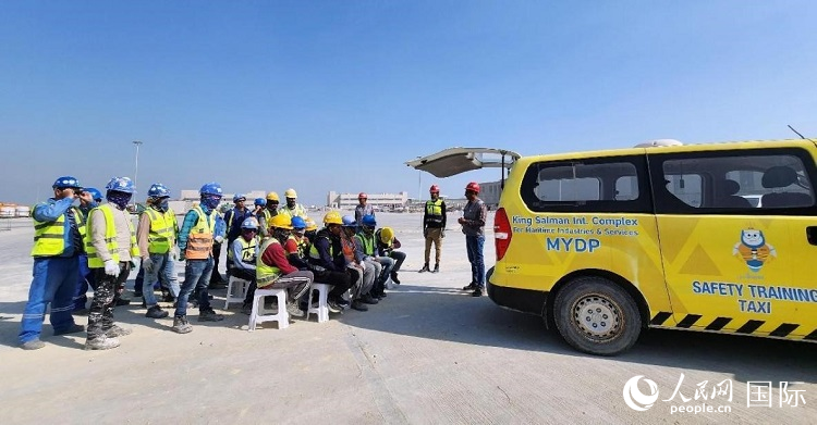 安全宣講出租車(chē)在現(xiàn)場(chǎng)播放安全視頻。人民網(wǎng)記者 管克江攝