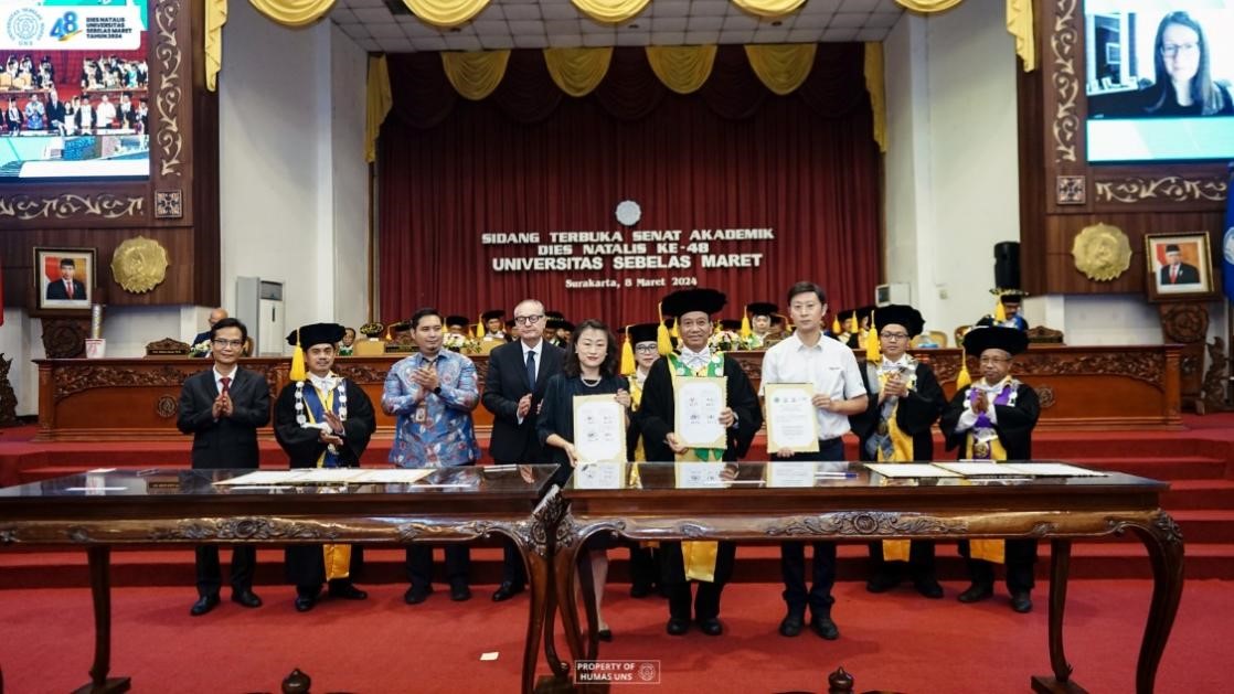 西華大學(xué)、三一一大學(xué)、印尼鋰源新材料有限公司、四川鋰源新能源有限公司四方共同簽署國(guó)際合作協(xié)議。印尼三一一大學(xué)孔子學(xué)院供圖