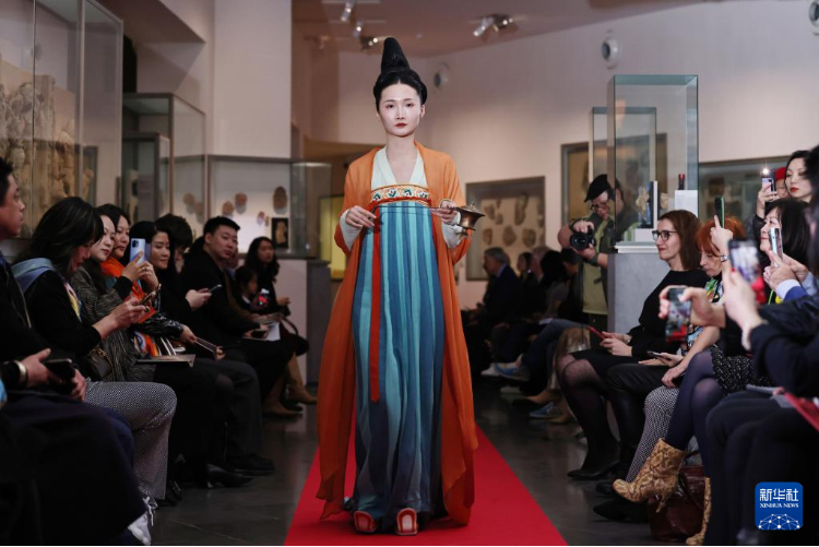 3月13日，在位于法國(guó)巴黎的吉美國(guó)立亞洲藝術(shù)博物館，模特展示敦煌復(fù)原服飾。新華社記者 高靜 攝