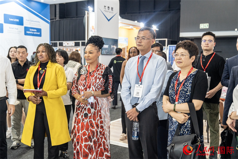 現(xiàn)場嘉賓參與捐贈儀式。人民日報非洲中心分社 希拉茲·莫林?jǐn)z