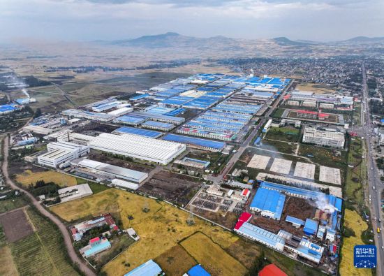 這是2023年11月3日在埃塞俄比亞杜凱姆市拍攝的東方工業(yè)園（無(wú)人機(jī)照片）。 新華社發(fā)（東方工業(yè)園供圖）