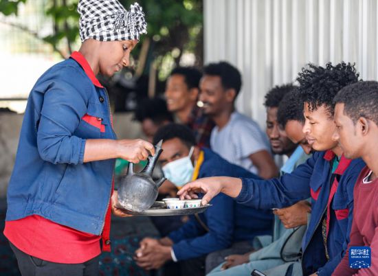 2024年2月16日，在埃塞俄比亞杜凱姆市的東方工業(yè)園，工人在工作間隙休息。 新華社記者 李亞輝 攝