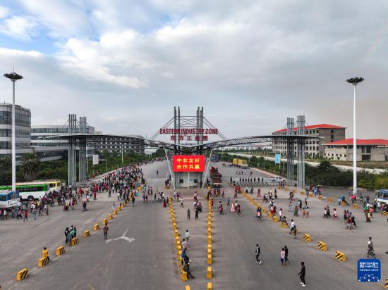 這是2023年11月3日在埃塞俄比亞杜凱姆市拍攝的東方工業(yè)園大門（無(wú)人機(jī)照片）。 新華社發(fā)（東方工業(yè)園供圖）