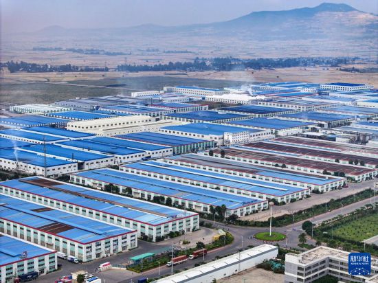 這是2023年11月3日在埃塞俄比亞杜凱姆市拍攝的東方工業(yè)園（無(wú)人機(jī)照片）。 新華社發(fā)（東方工業(yè)園供圖）