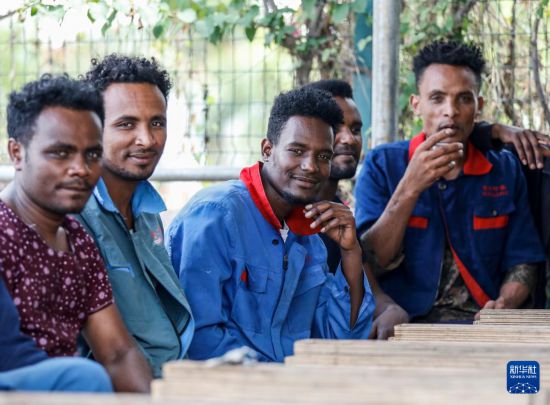 2024年2月16日，在埃塞俄比亞杜凱姆市的東方工業(yè)園，工人在工作間隙休息。 新華社記者 李亞輝 攝