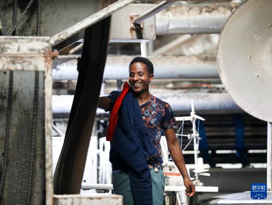 2024年2月16日，在埃塞俄比亞杜凱姆市的東方工業(yè)園，工人在東方紡織印染有限公司的車間內(nèi)工作。 新華社記者 李亞輝 攝