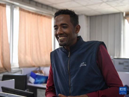 2024年2月16日，在埃塞俄比亞杜凱姆市的東方工業(yè)園，東方紡織印染有限公司經(jīng)理格圖·克貝貝接受新華社記者采訪。 新華社記者 李亞輝 攝