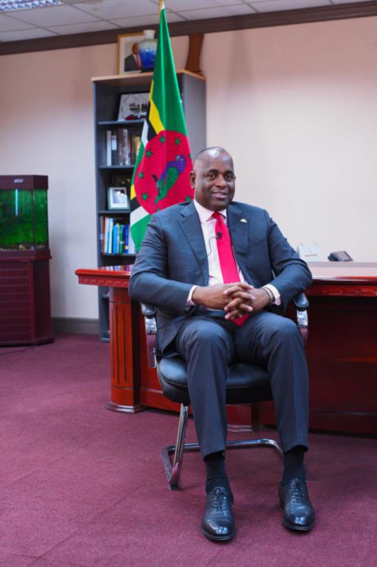 3月4日，多米尼克總理斯凱里特在首都羅索的總理辦公室接受新華社記者獨家專訪。新華社記者 趙凱 攝