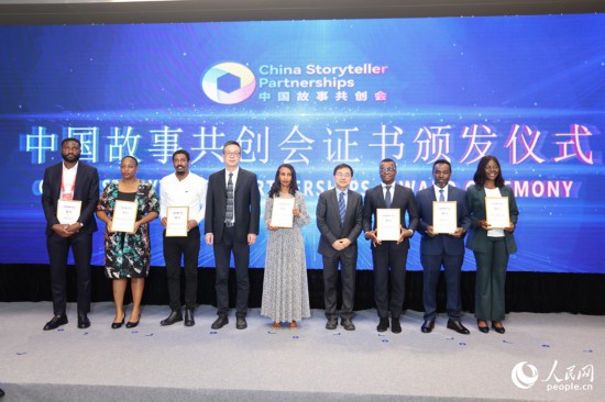 現(xiàn)場頒發(fā)證書。人民網(wǎng)記者 陳博攝