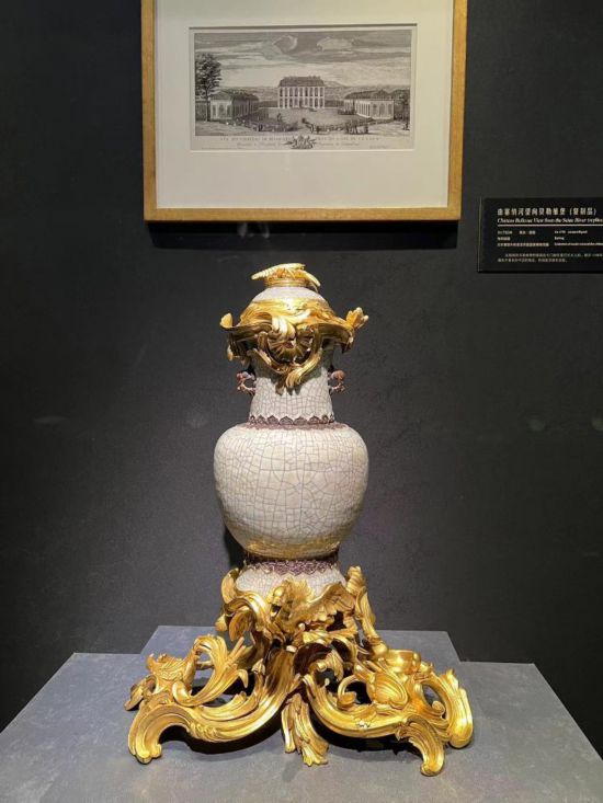 青釉香水瓶，瓷瓶頂部、口沿、底座均裝飾洛可可風(fēng)格銅鍍金飾件。新華社記者徐壯 攝