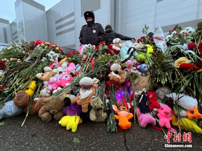 當(dāng)?shù)貢r(shí)間3月24日，俄羅斯全國(guó)哀悼日，悼念22日發(fā)生在莫斯科州克拉斯諾戈?duì)査箍耸小翱肆_庫(kù)斯城”音樂(lè)廳恐怖襲擊事件中的遇難者。此次恐襲已導(dǎo)致137人遇難，150多人受傷。圖為民眾在恐襲事件現(xiàn)場(chǎng)附近敬獻(xiàn)的鮮花和毛絨玩具。<a target='_blank' href='/'><p  align=