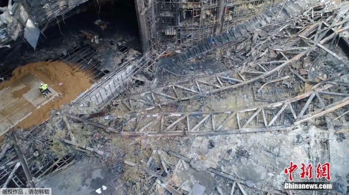 當(dāng)?shù)貢r(shí)間2024年3月26日下午，據(jù)俄羅斯緊急情況部公布的消息，莫斯科州“克羅庫(kù)斯城”音樂(lè)廳恐怖襲擊事件的搜救工作已經(jīng)全部結(jié)束。據(jù)介紹，工作人員已完成現(xiàn)場(chǎng)滅火救援以及廢墟清理的工作。圖為發(fā)生恐怖襲擊事件后音樂(lè)廳內(nèi)部滿目瘡痍。（視頻截圖）