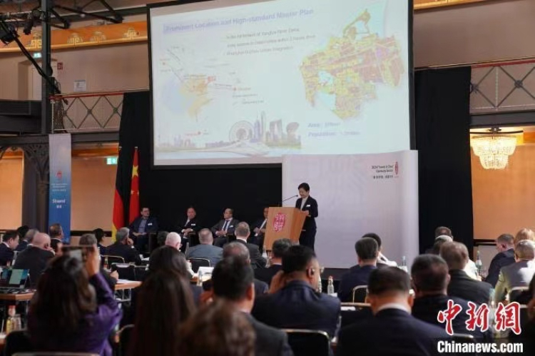 當(dāng)?shù)貢r(shí)間4月5日，由中國商務(wù)部主辦的“投資中國”德國專場推介活動(dòng)在斯圖加特市舉行。中新社記者 馬秀秀 攝