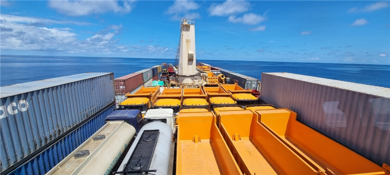 中蘇海運直航貨輪在海上行駛。中國駐蘇里南大使館供圖