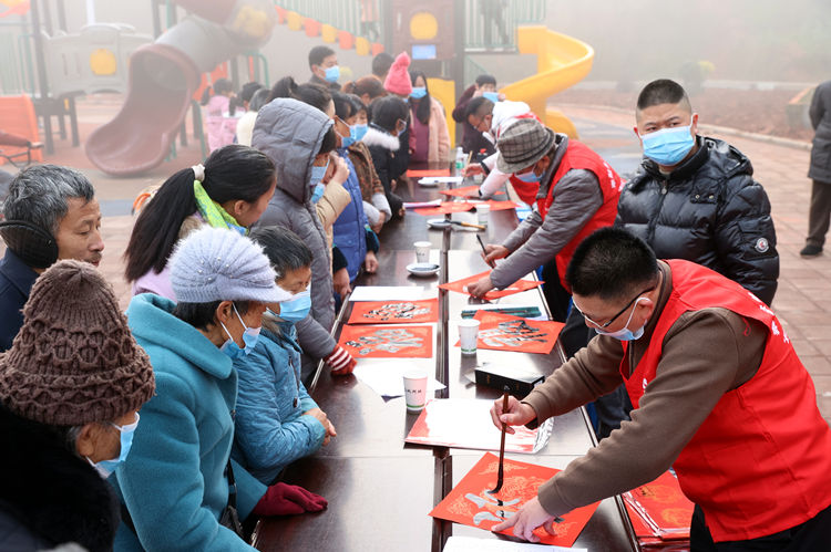 書(shū)法愛(ài)好者現(xiàn)場(chǎng)寫(xiě)春聯(lián)。翠屏區(qū)融媒體中心供圖