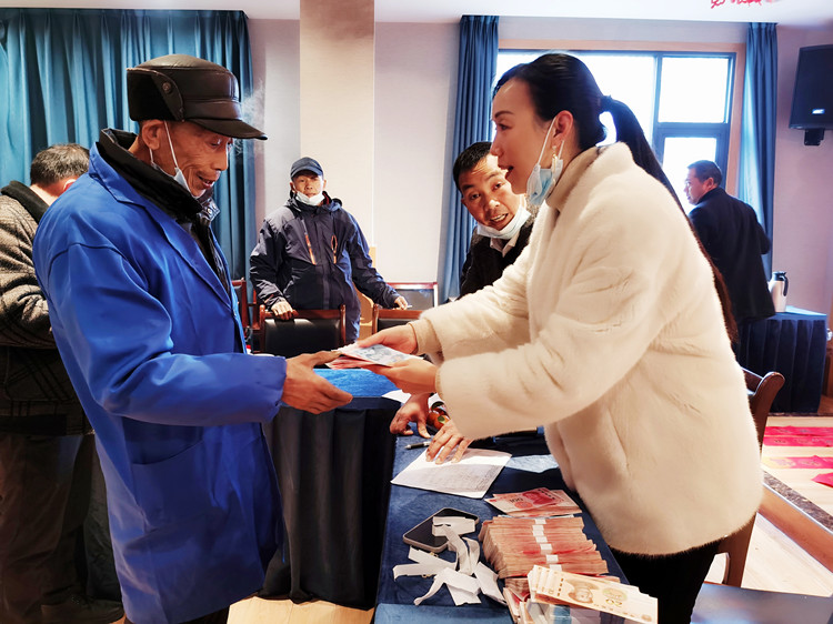 村民領(lǐng)取分紅金。朝天區(qū)融媒體中心供圖