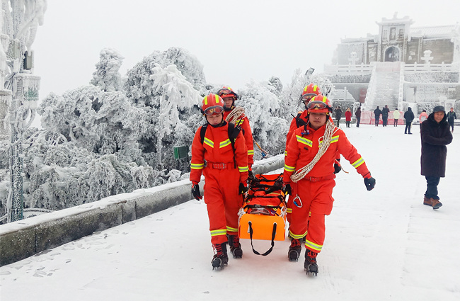 穿梭在南岳山谷間的那一抹“消防橙”。受訪者供圖