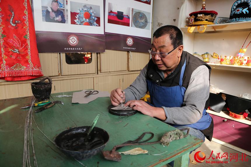 戲曲盔頭技藝傳承人許茂臣正在足活。 韓冰攝