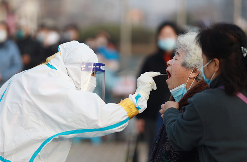居民在南開區(qū)社區(qū)核酸檢測點進行核酸檢測。王英浩攝