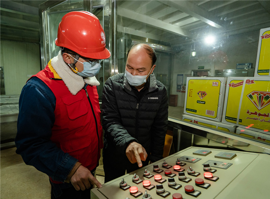 電力工作人員對用電企業(yè)進(jìn)行指導(dǎo)。受訪單位供圖