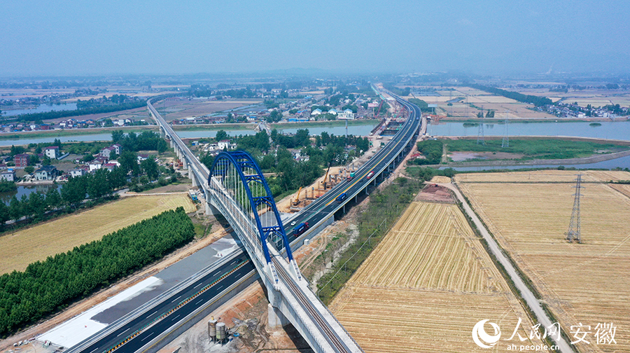 工作人員正在加速推進牛屯河特大橋項目。人民網(wǎng) 王銳攝。