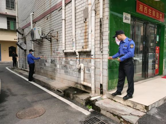 聯(lián)合執(zhí)法小組進(jìn)行房屋入戶調(diào)查丈量。單位供圖