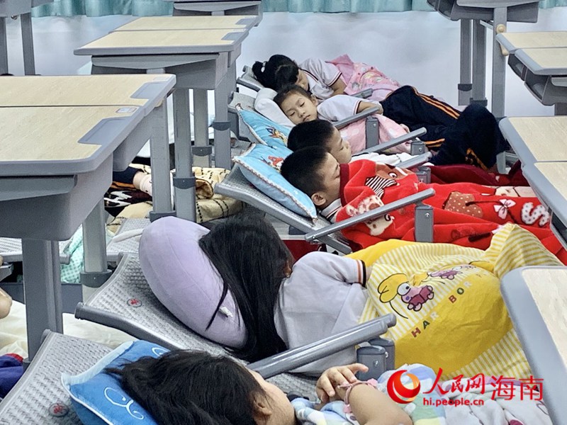 ?？诘诙W(xué)學(xué)生在新式課桌椅上午休。人民網(wǎng) 李浩蓉?cái)z