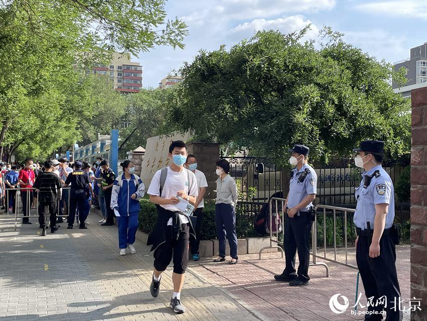 在中關(guān)村中學(xué)考點(diǎn)，考生們有序走入考點(diǎn)。人民網(wǎng) 董兆瑞攝