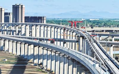 6月7日，工人在唐山市高新技術(shù)開發(fā)區(qū)境內(nèi)的京唐城際鐵路建設(shè)工地施工（無人機(jī)照片）。 新華社記者 楊世堯攝