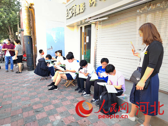 臨進(jìn)考場(chǎng)，考生抓緊時(shí)間再?gòu)?fù)習(xí)一下。人民網(wǎng) 祝龍超攝